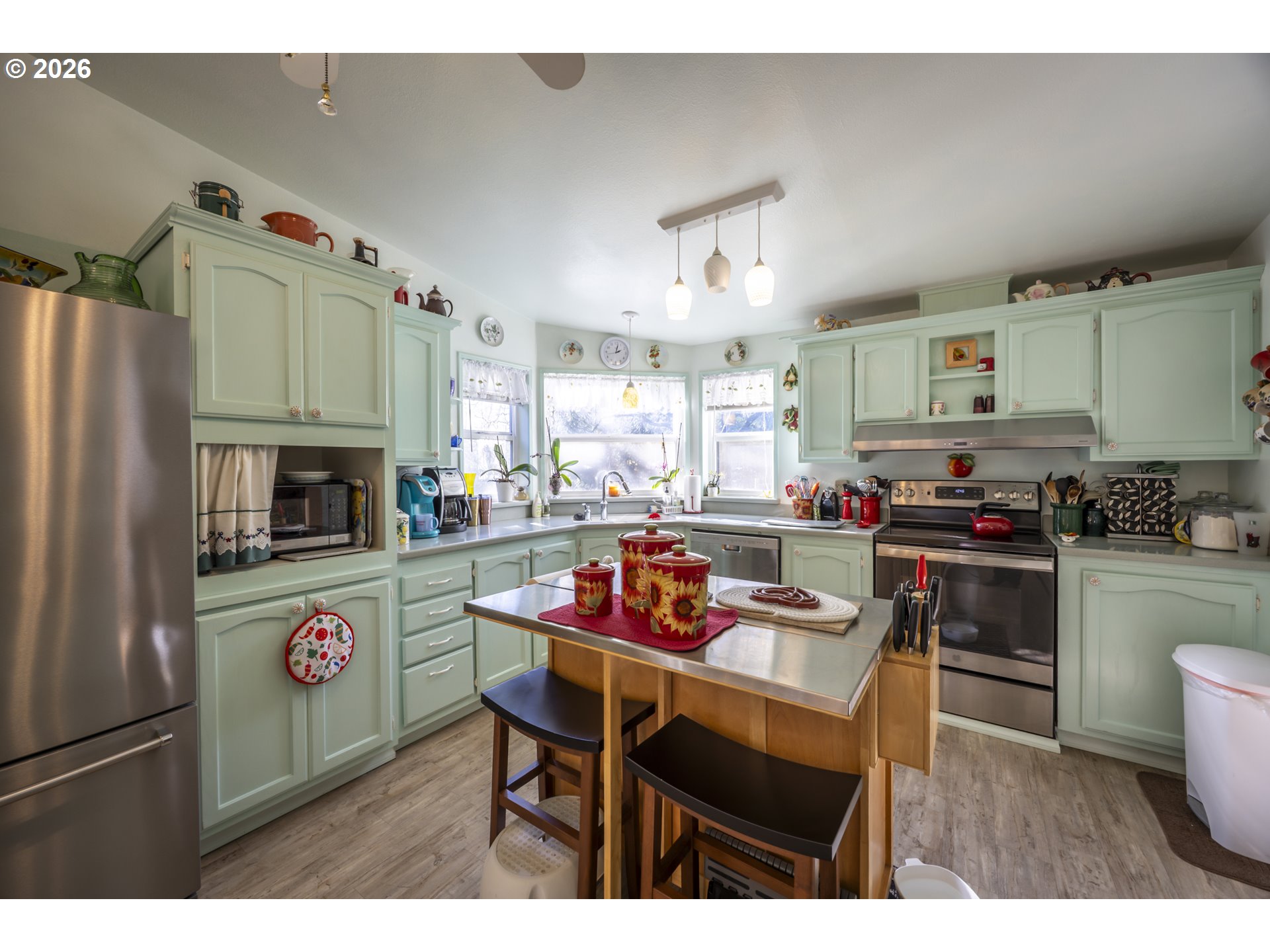 9580 North Fork Siuslaw Road Florence, OR 97439 - Photo 26 of 48 a kitchen with a table chairs refrigerator and microwave