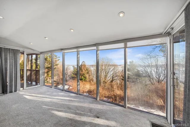a view of livingroom with furniture