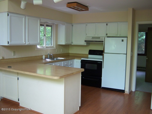 73 Cumberland Road Pocono Pines, PA 18350 - Photo 5 of 13 Kitchen