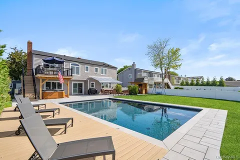 $1,199,999 | 159 Driftwood Drive, West Islip, NY 11795