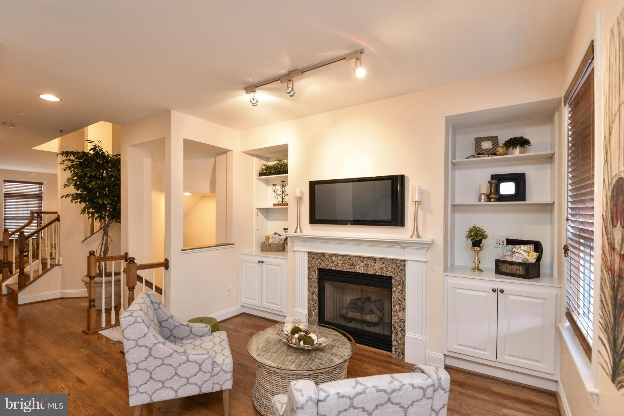 12082 Kinsley Place Reston, VA 20190 - Photo 3 of 29 Living Room