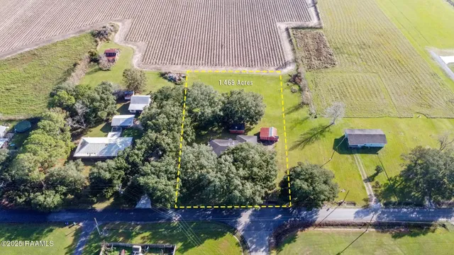 $2,100 | 17639 Pelican Road, Unit RENTAL, Erath, LA 70533