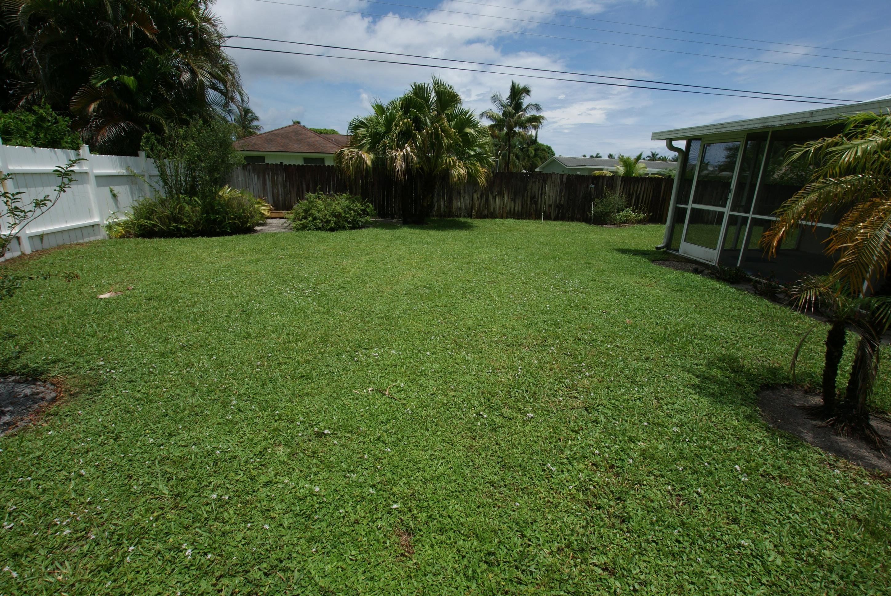 4917 Bimini Road Tequesta, FL 33469 - Photo 14 of 53 Backyard view