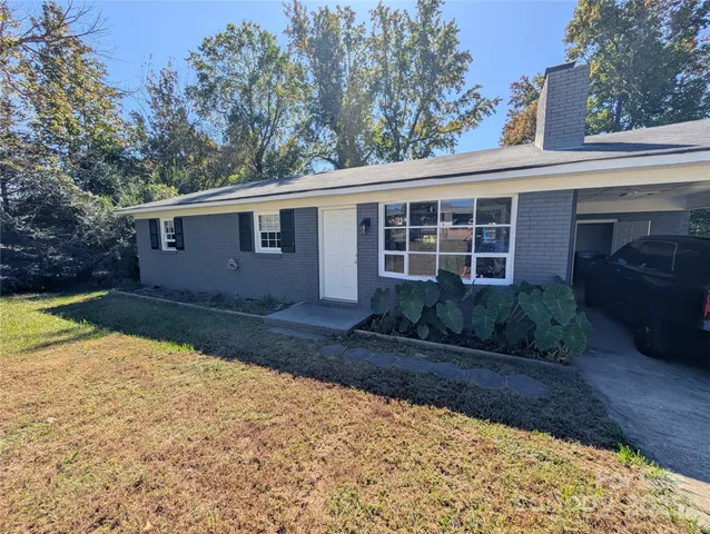 a view of a house with backyard and garden