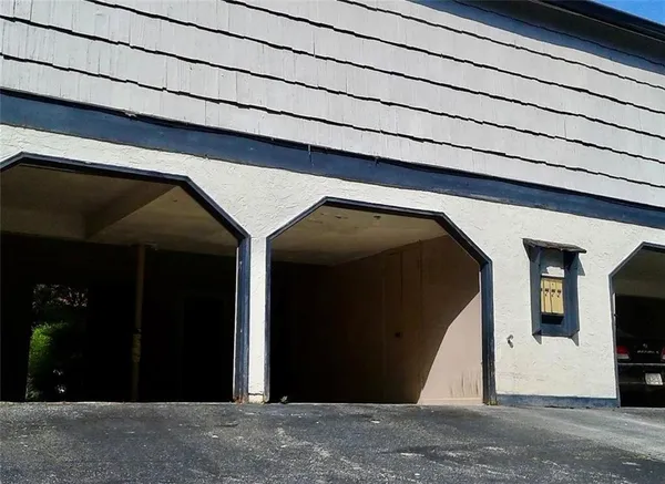 a view of entryway with a yellow lightning