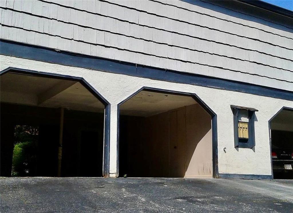 a view of entryway with a yellow lightning