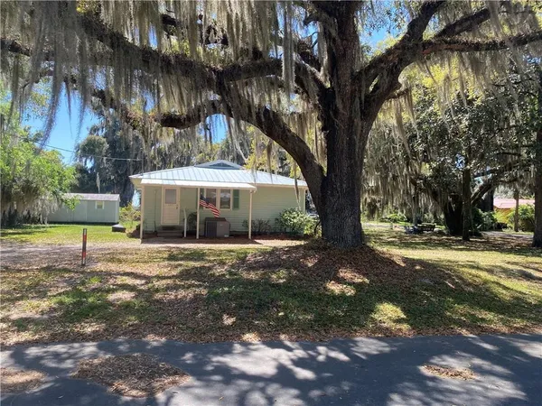$1,400 | 607 West 4th Street, Darien, GA 31305