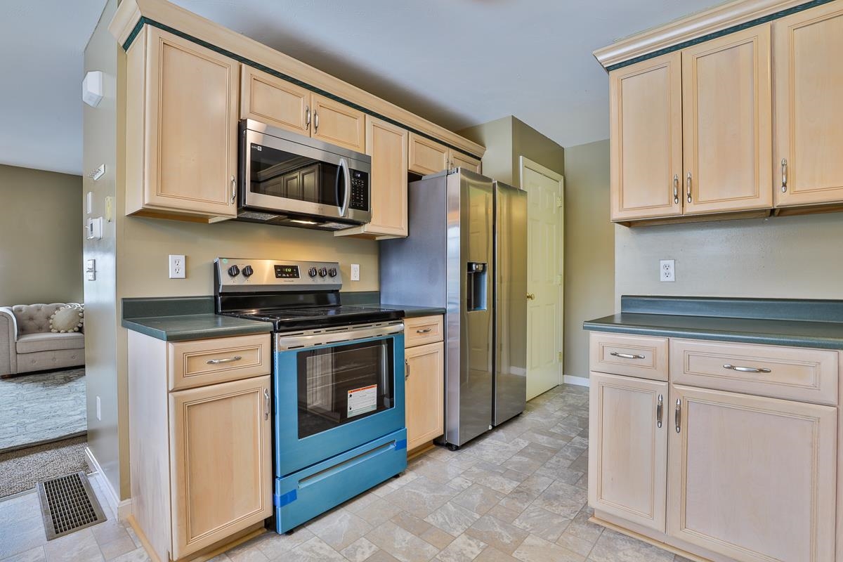 33 Merrimack Road, Unit A Amherst, NH 03031 - Photo 12 of 23