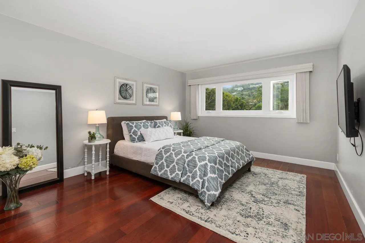 2362 Torrey Pines Road, Unit 33 La Jolla, CA 92037 - Photo 17 of 32 a bedroom with a bed and a couch