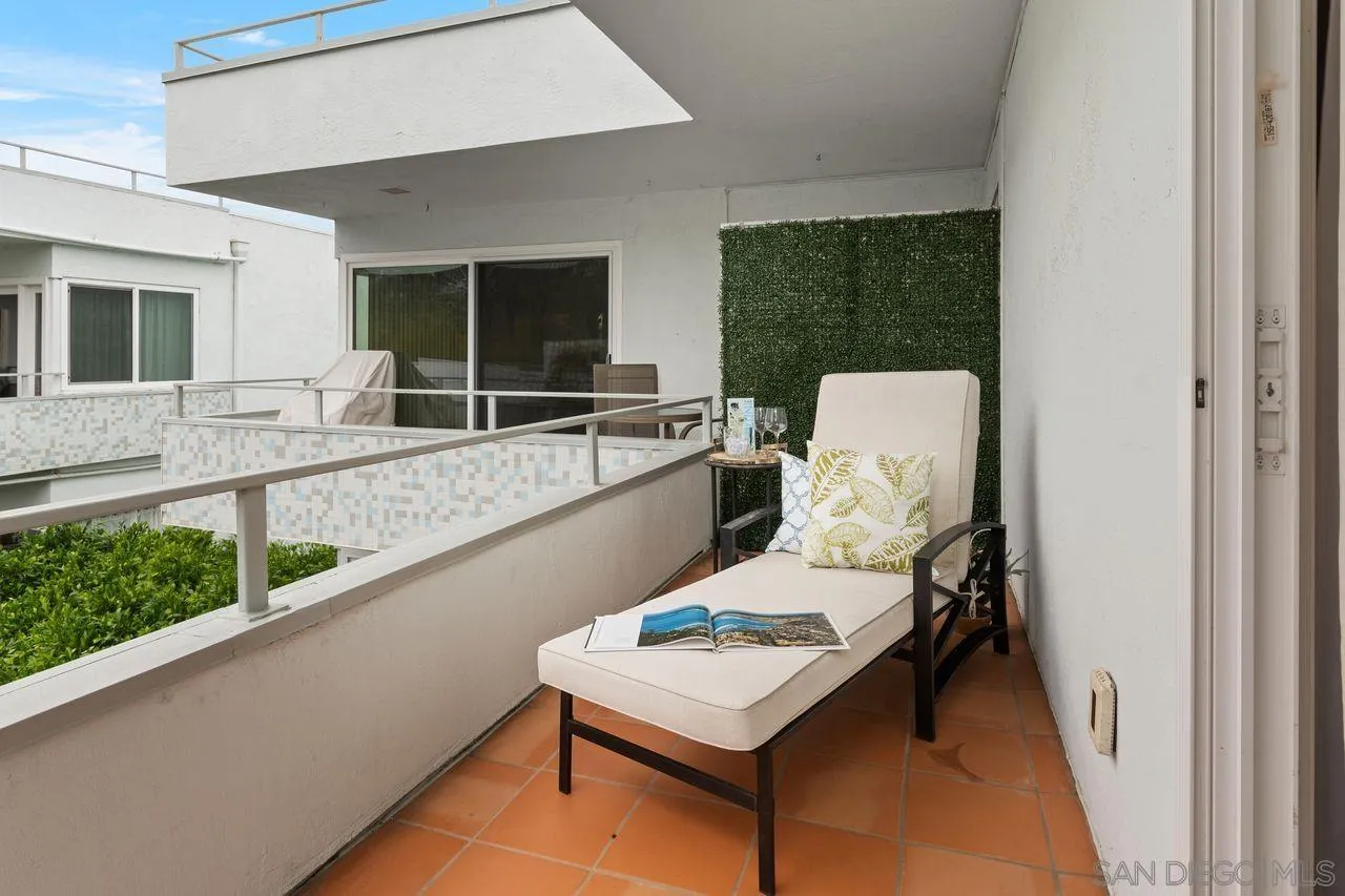 2362 Torrey Pines Road, Unit 33 La Jolla, CA 92037 - Photo 21 of 32 a living room with a table and chairs