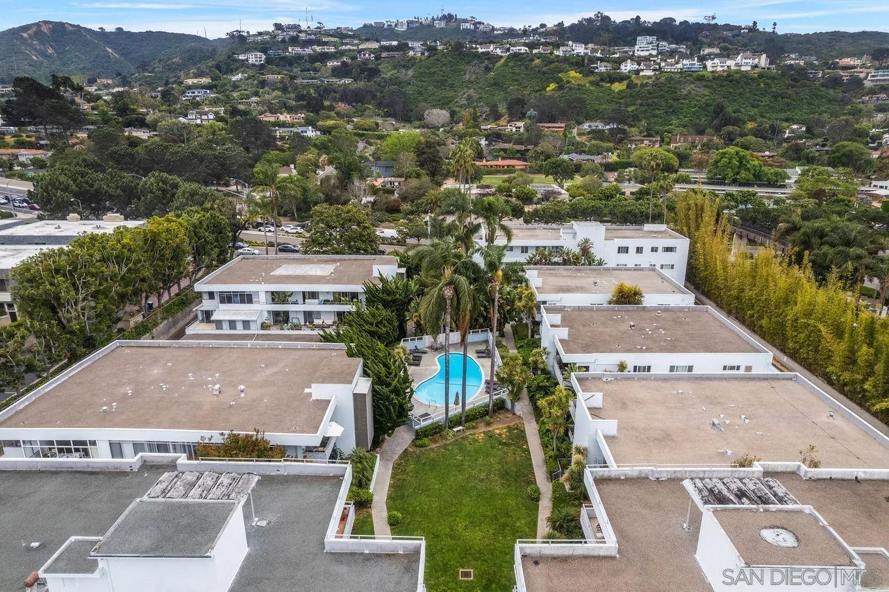 2362 Torrey Pines Road, Unit 33 La Jolla, CA 92037 - Photo 28 of 32 an aerial view of a house with a garden