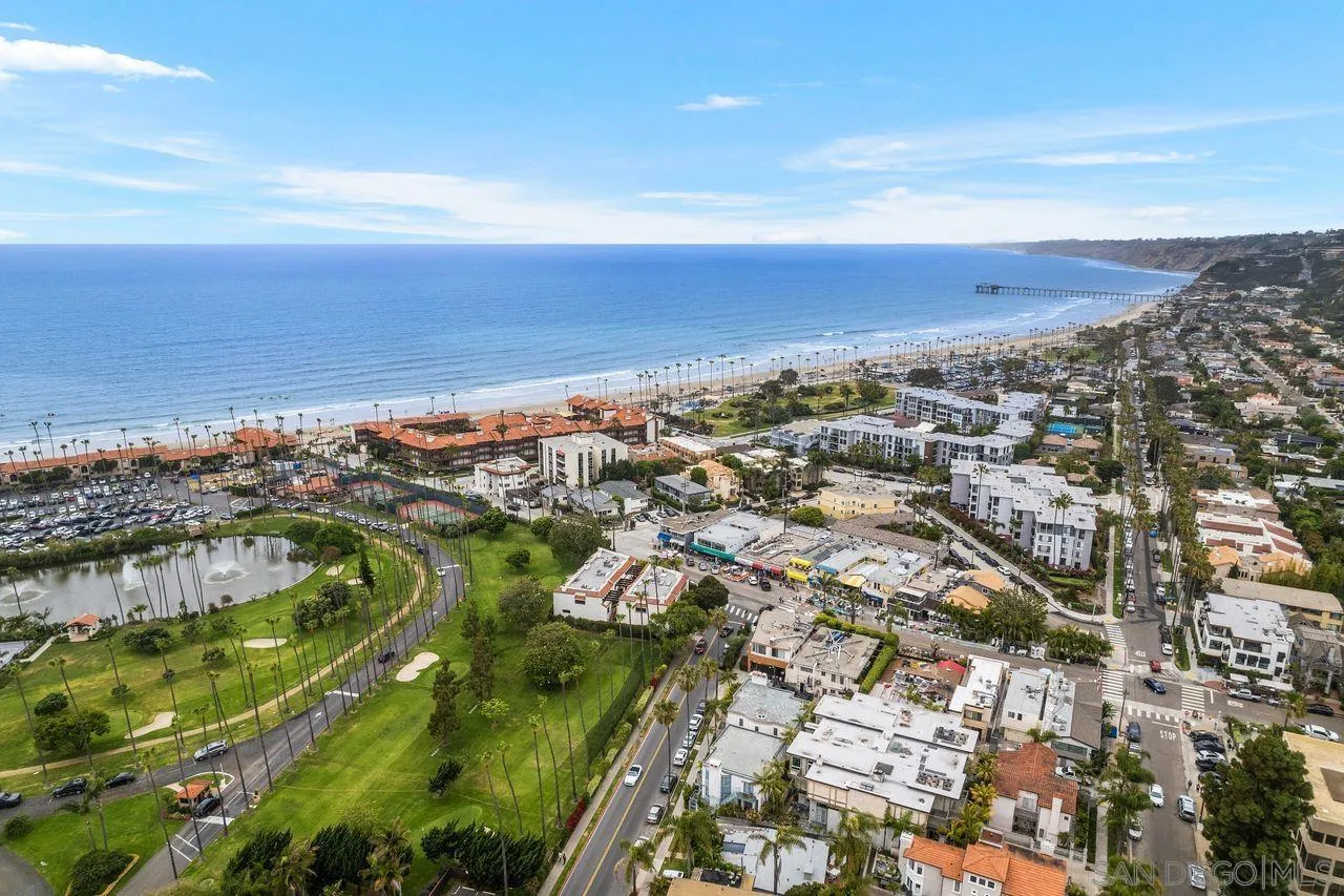 2362 Torrey Pines Road, Unit 33 La Jolla, CA 92037 - Photo 30 of 32 an aerial view of residential building and ocean