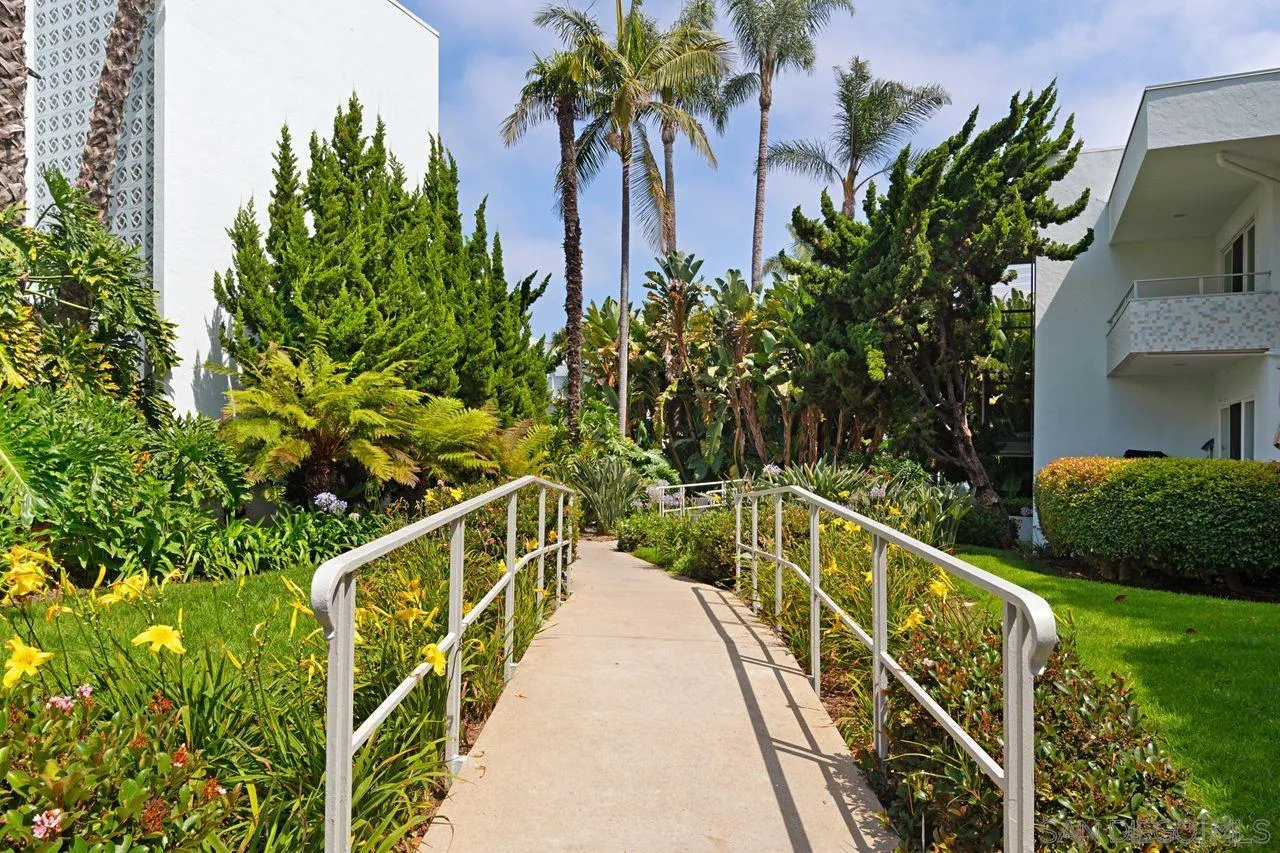 2362 Torrey Pines Road, Unit 33 La Jolla, CA 92037 - Photo 3 of 32 a view of balcony with small garden