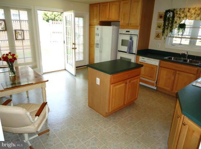 351 Hamlet Circle Edgewater, MD 21037 - Photo 4 of 30 Kitchen