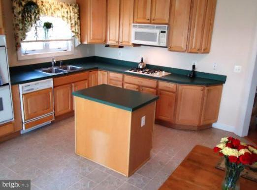 351 Hamlet Circle Edgewater, MD 21037 - Photo 9 of 30 Kitchen