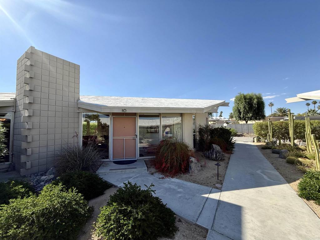 37800 Da Vall Drive, Unit 10 Rancho Mirage, CA 92270 - Photo 6 of 31 a front view of a house with garden