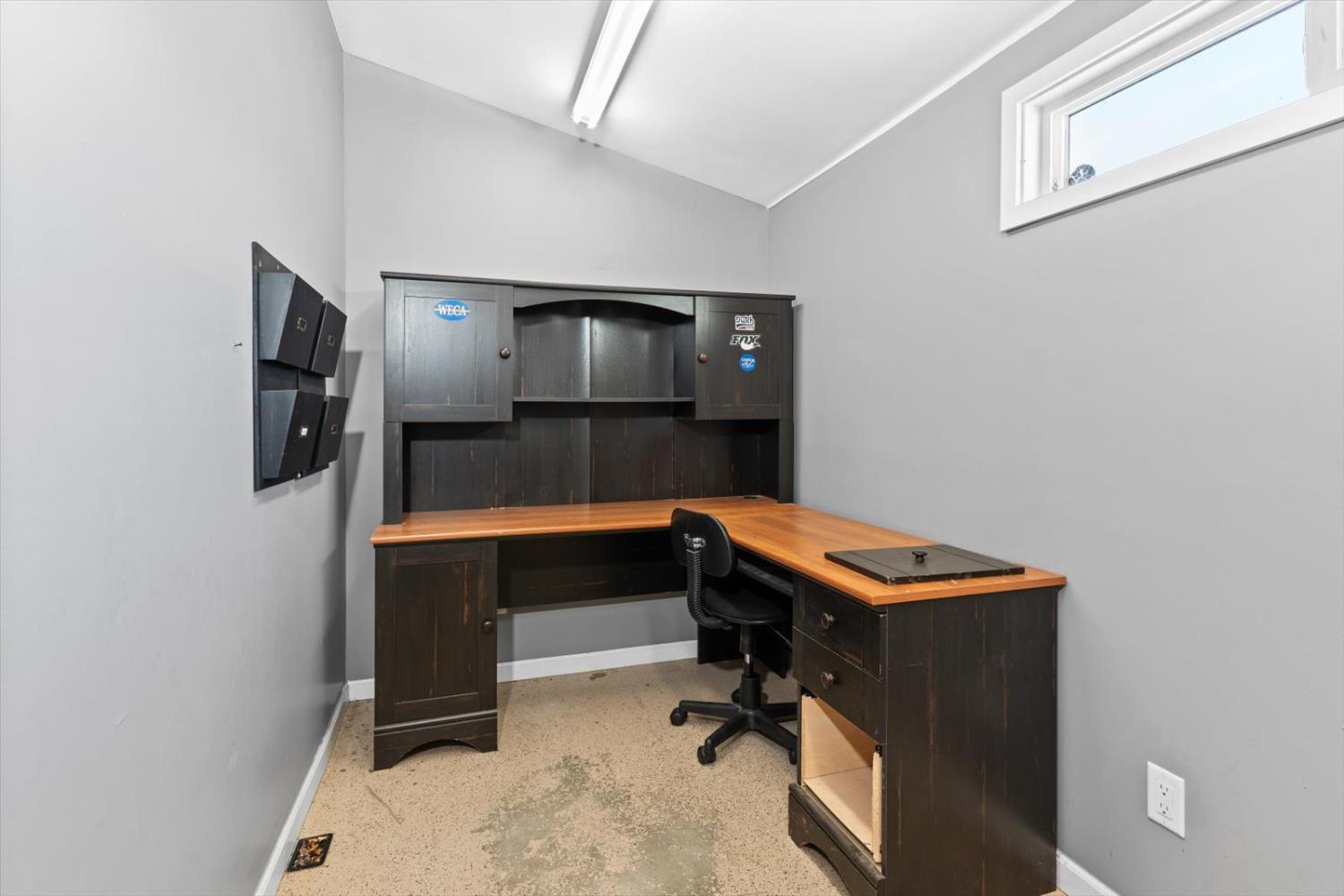 8335 Bailey Road Yuba City, CA 95993 - Photo 33 of 56 a room with table and mirror
