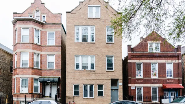 $1,300 | 915 West 32nd Street, Unit 1R, Chicago, IL 60608