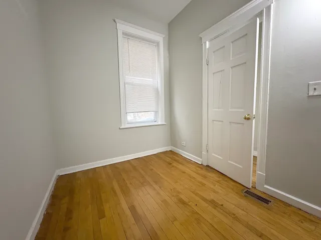 $1,300 | 915 West 32nd Street, Unit 1R, Chicago, IL 60608