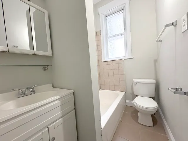 $1,300 | 915 West 32nd Street, Unit 1R, Chicago, IL 60608