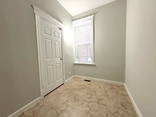 $1,300 | 915 West 32nd Street, Unit 1R, Chicago, IL 60608