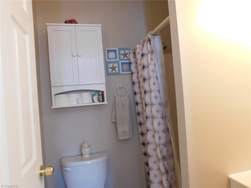 405 Heitman Road Thomasville, NC 27360 - Photo 11 of 25 MASTER BATH