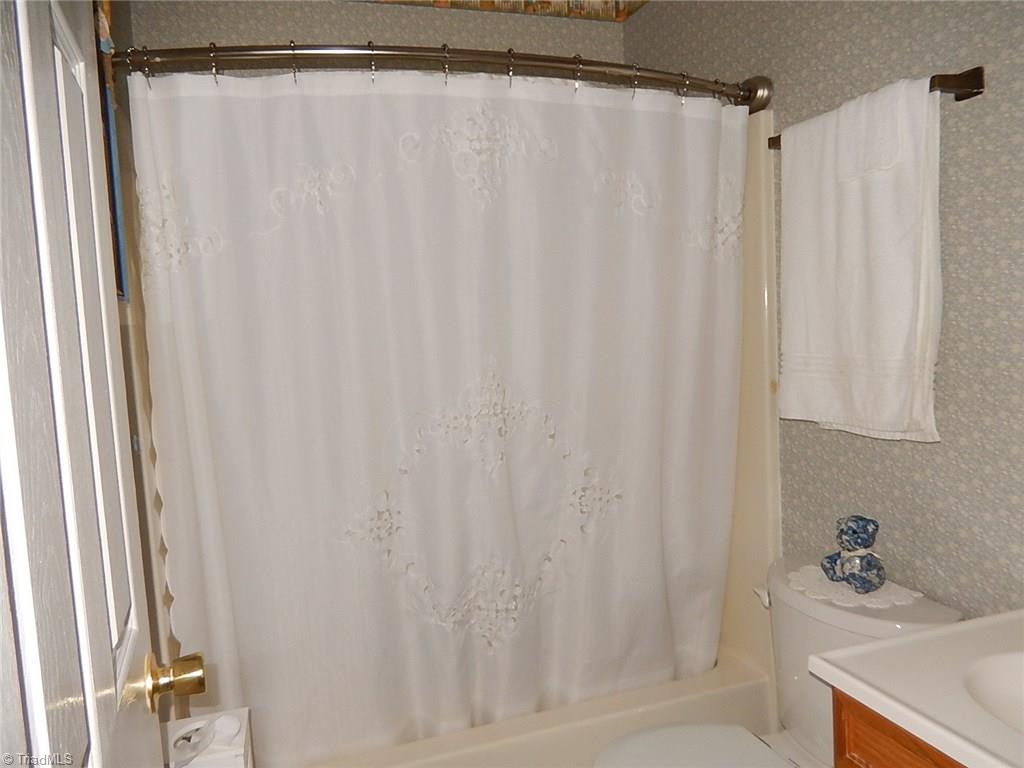 405 Heitman Road Thomasville, NC 27360 - Photo 15 of 25 BATH