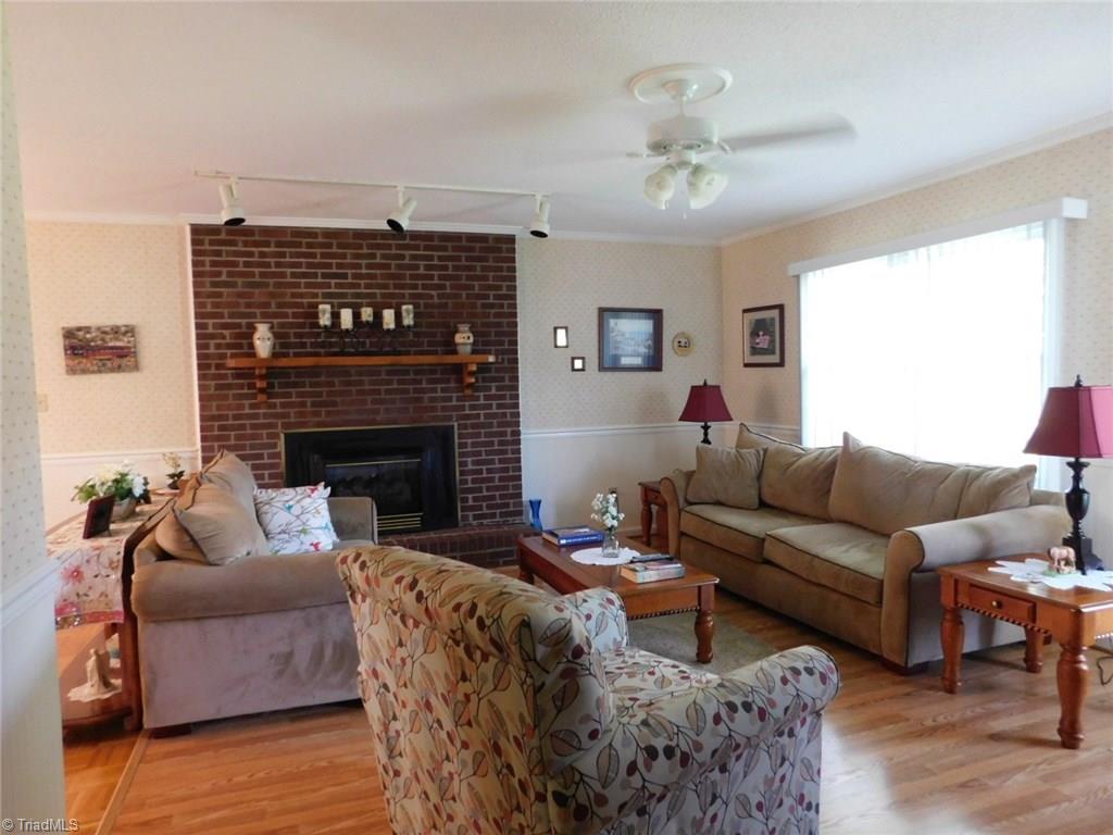 405 Heitman Road Thomasville, NC 27360 - Photo 3 of 25 LIVING ROOM