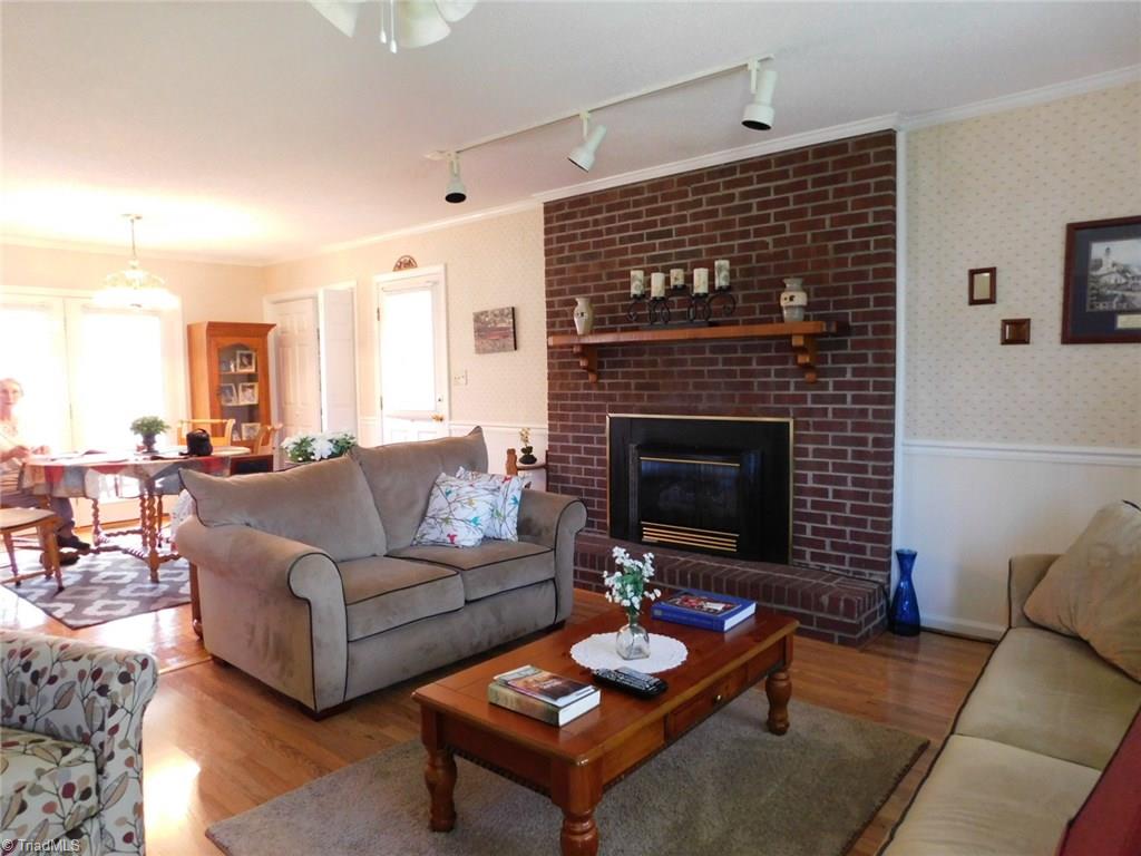 405 Heitman Road Thomasville, NC 27360 - Photo 4 of 25 LIVING ROOM
