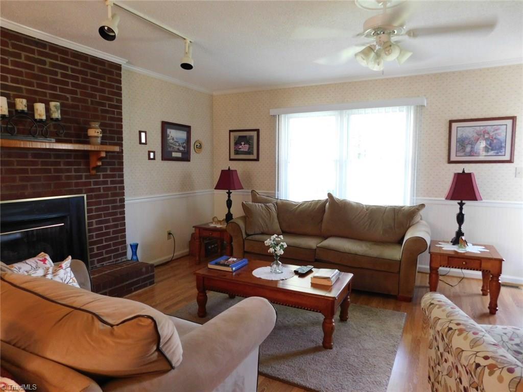 405 Heitman Road Thomasville, NC 27360 - Photo 5 of 25 LIVING ROOM