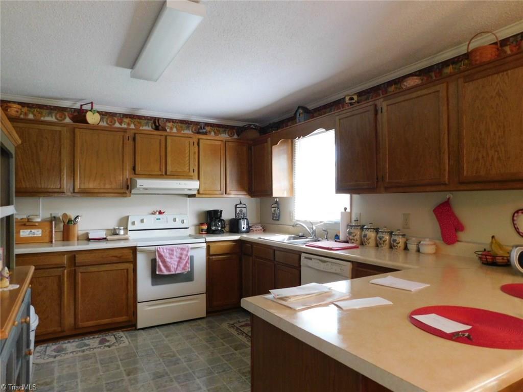 405 Heitman Road Thomasville, NC 27360 - Photo 6 of 25 KITCHEN