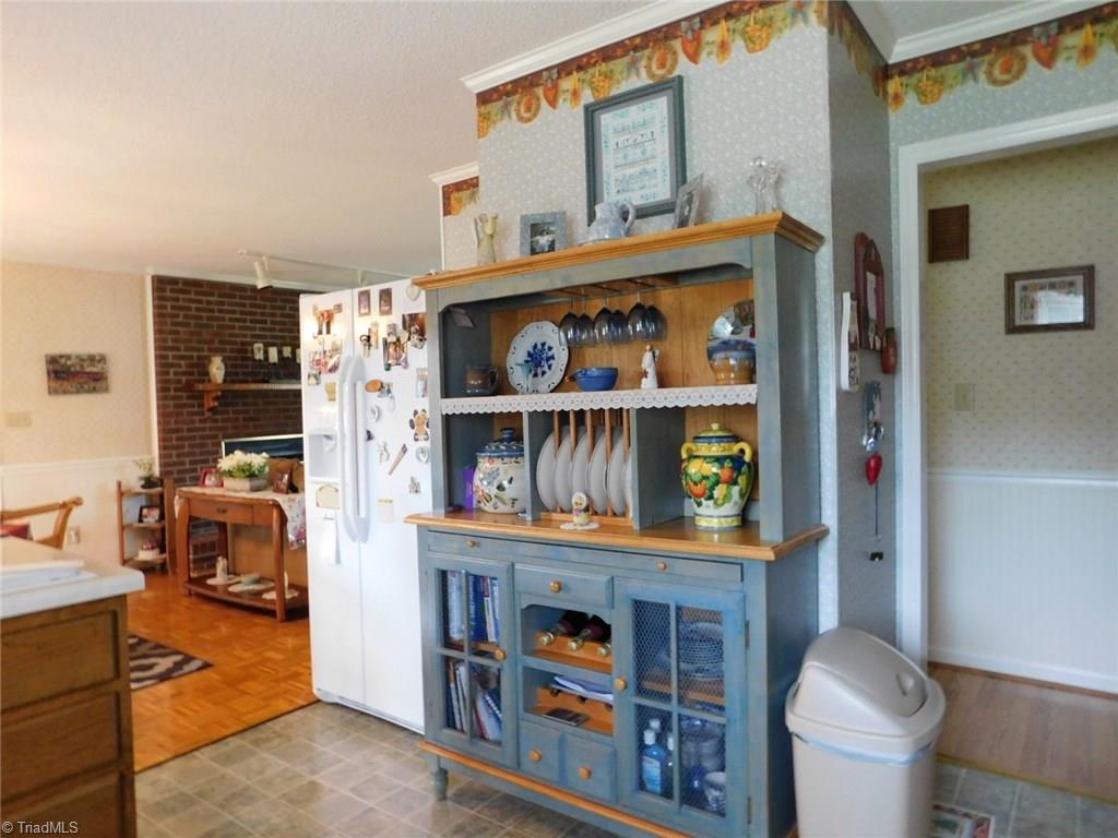 405 Heitman Road Thomasville, NC 27360 - Photo 9 of 25 KITCHEN