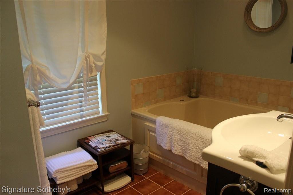 18432 Riverside Drive Franklin, MI 48025 - Photo 12 of 19 Master Bath.JPG
