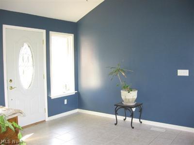 45500 Telegraph Road Elyria, OH 44035 - Photo 10 of 25 Foyer / Breezeway