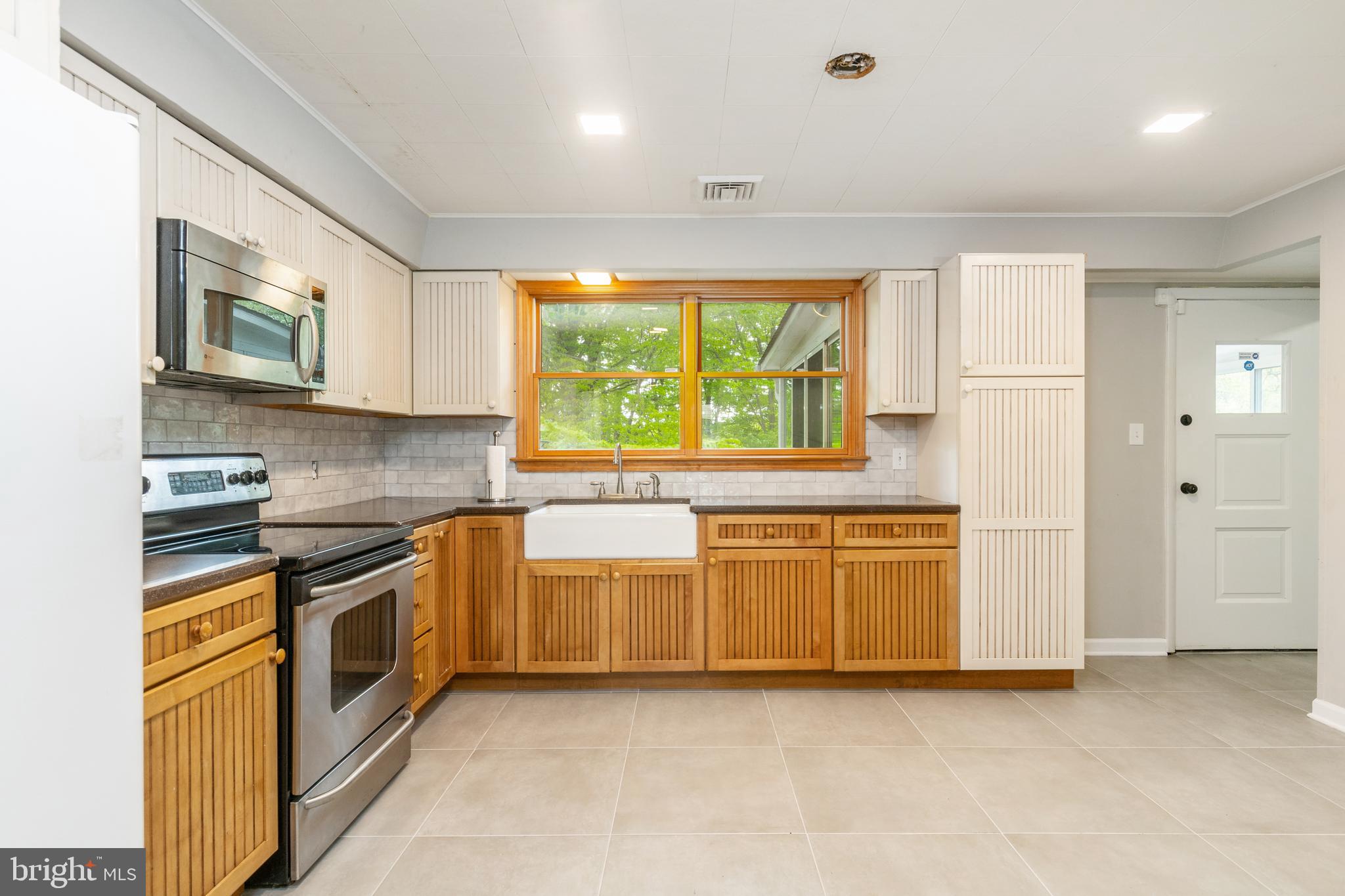 6910 Cliff Road Philadelphia, PA 19128 - Photo 3 of 23