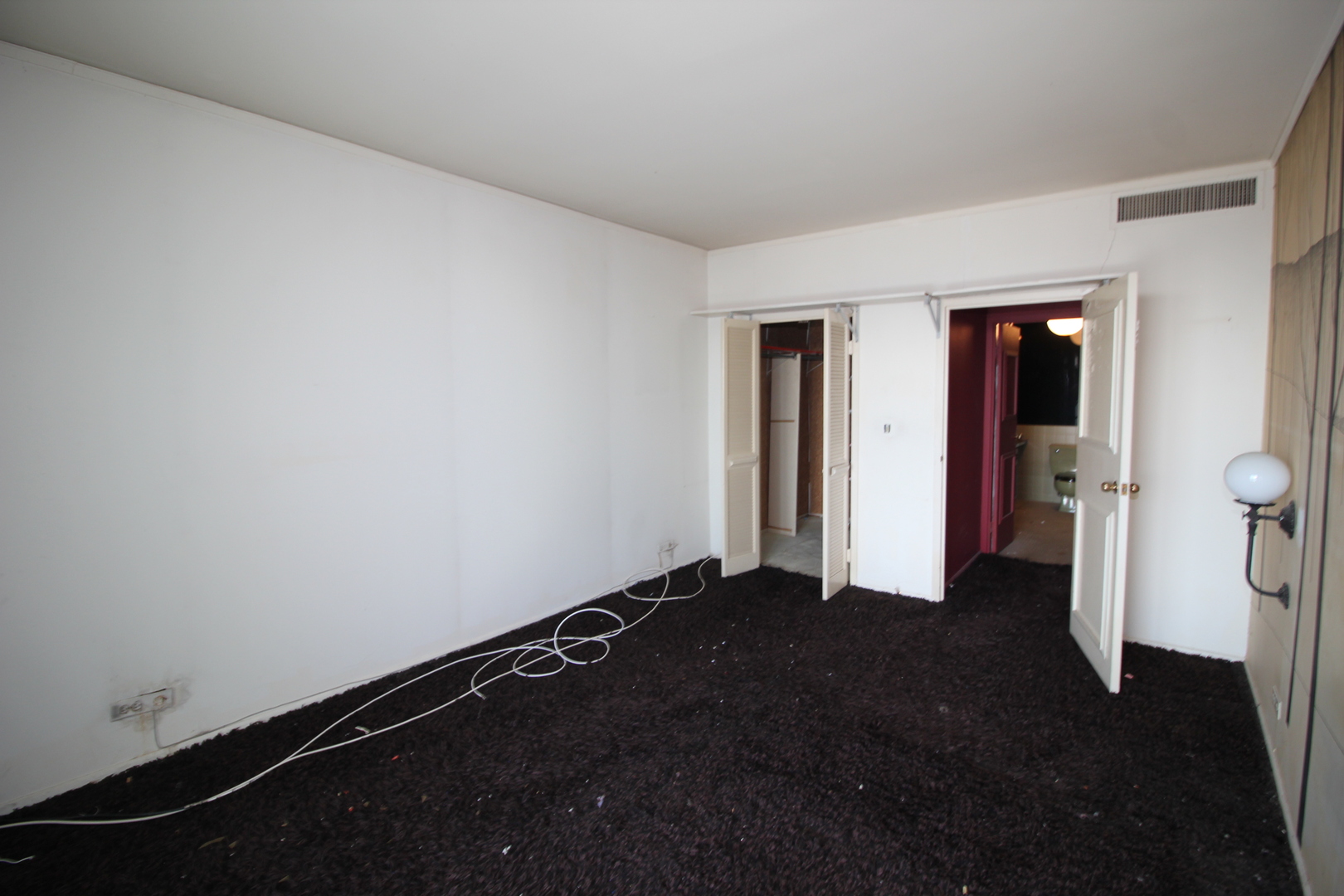 6033 North Sheridan Road, Unit 45L Chicago, IL 60660 - Photo 12 of 15 an empty room with closet