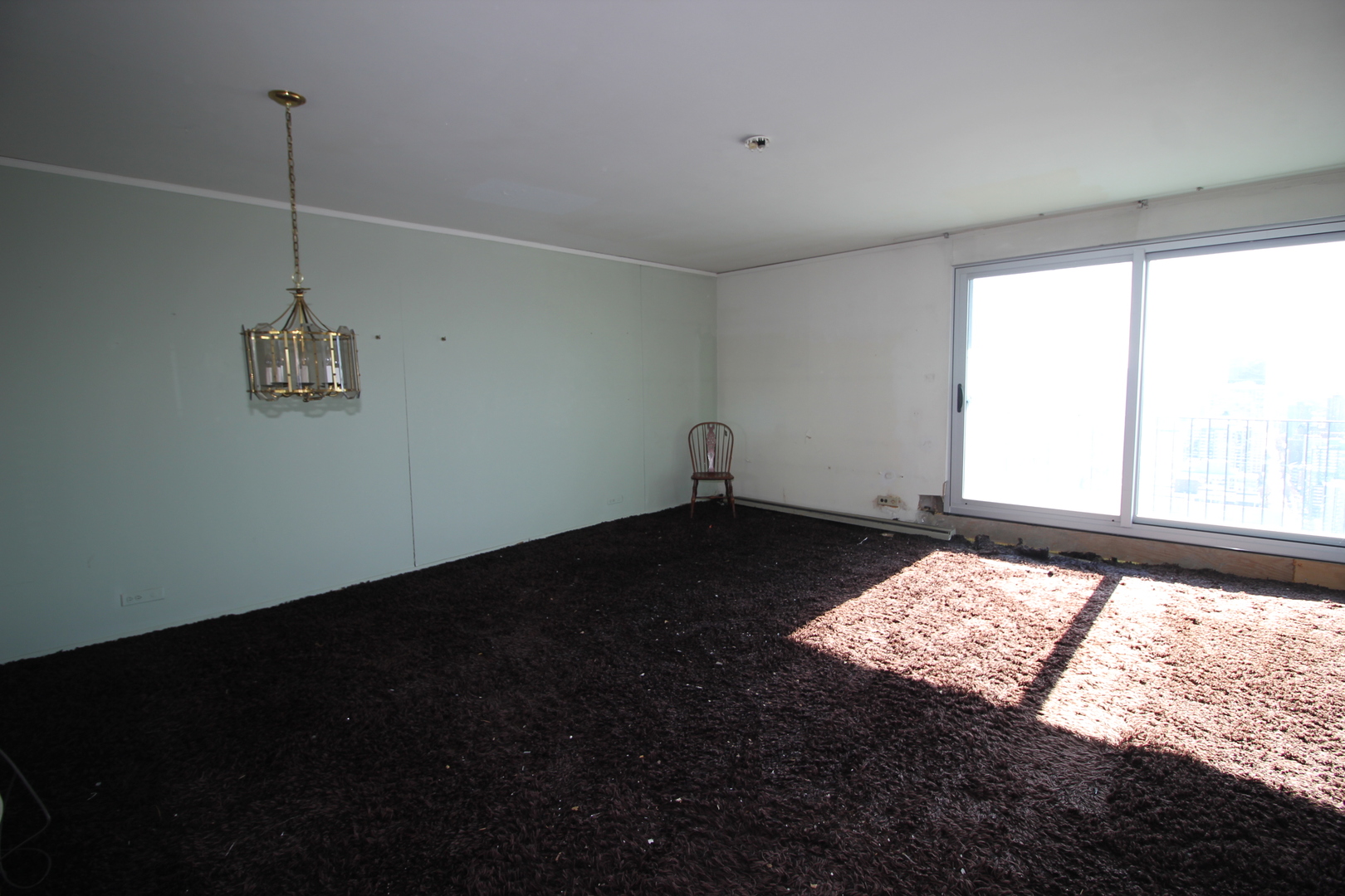 6033 North Sheridan Road, Unit 45L Chicago, IL 60660 - Photo 5 of 15 a bed sitting in a room next to a window