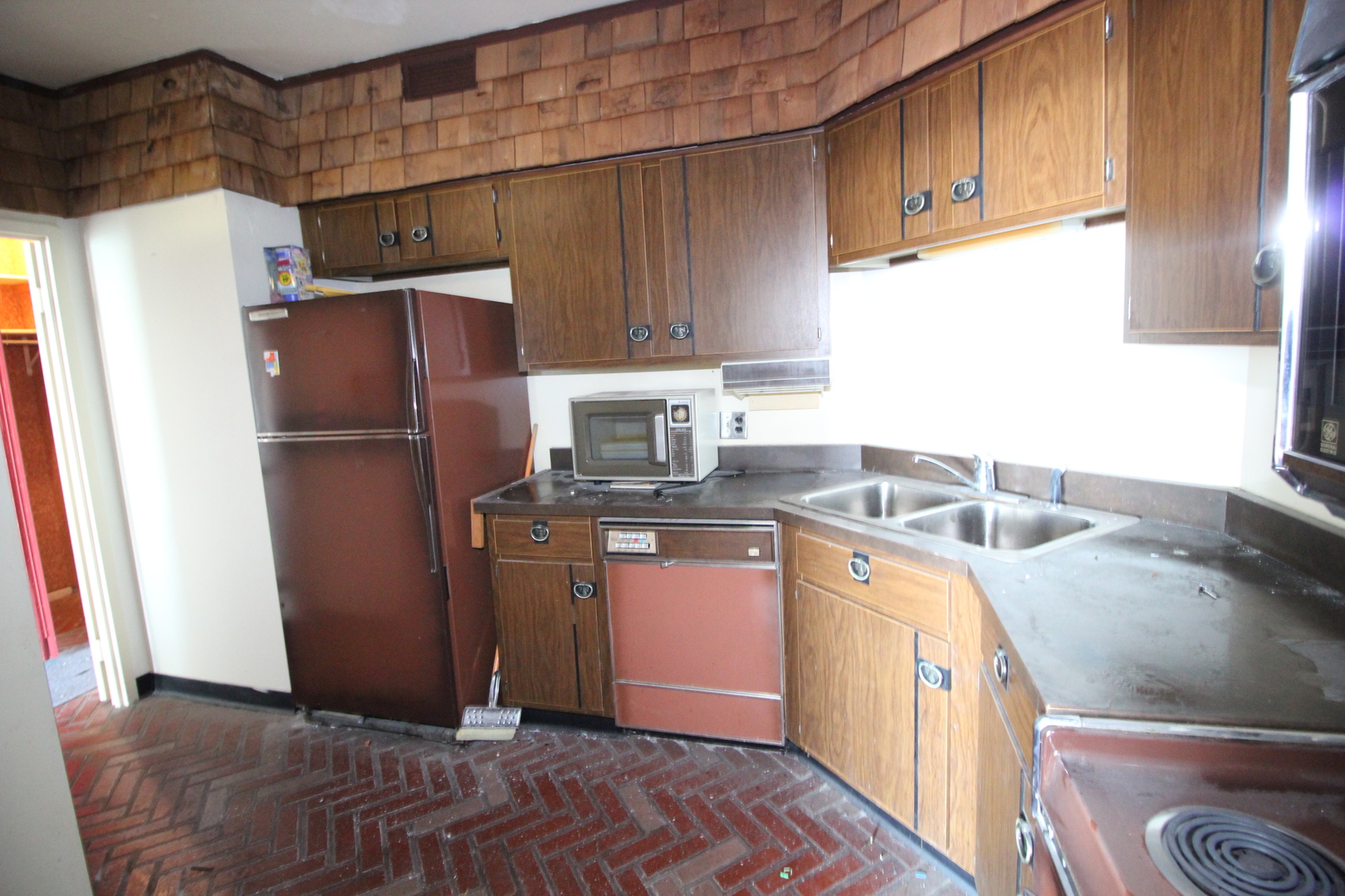 6033 North Sheridan Road, Unit 45L Chicago, IL 60660 - Photo 8 of 15 a kitchen with stainless steel appliances granite countertop a refrigerator a sink and a stove