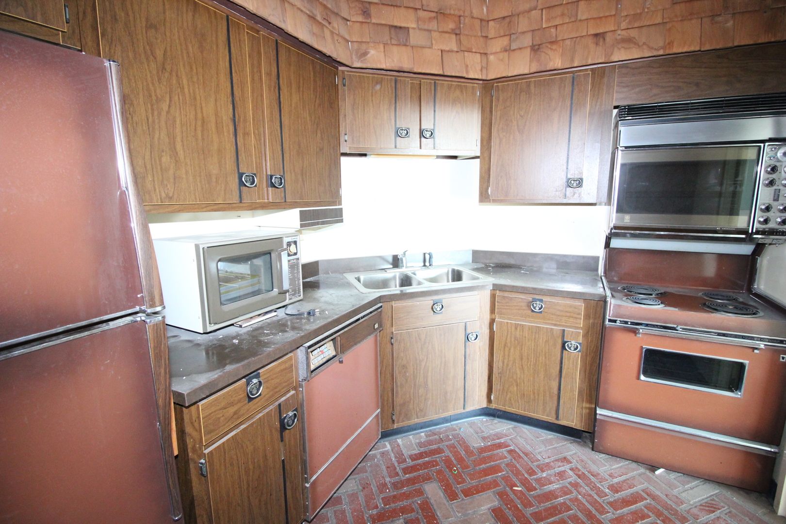 6033 North Sheridan Road, Unit 45L Chicago, IL 60660 - Photo 9 of 15 a kitchen with granite countertop a sink stove and refrigerator