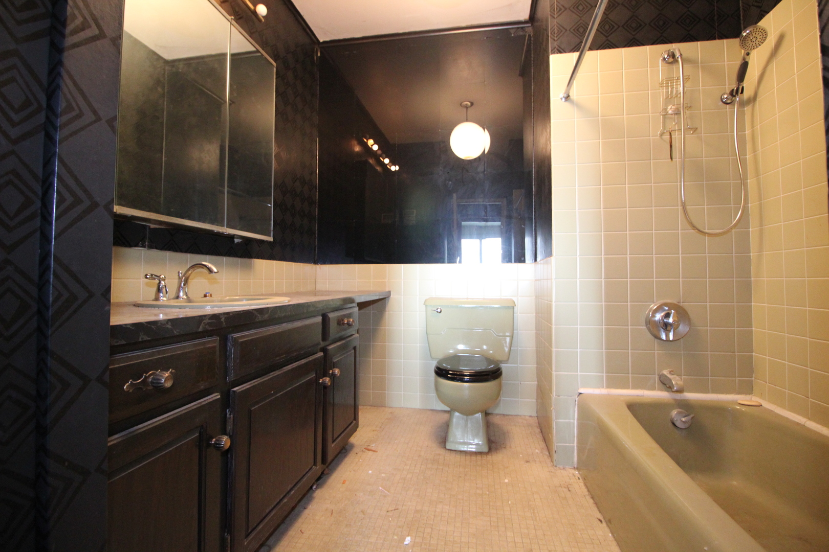6033 North Sheridan Road, Unit 45L Chicago, IL 60660 - Photo 10 of 15 a bathroom with a granite countertop sink a toilet and bathtub