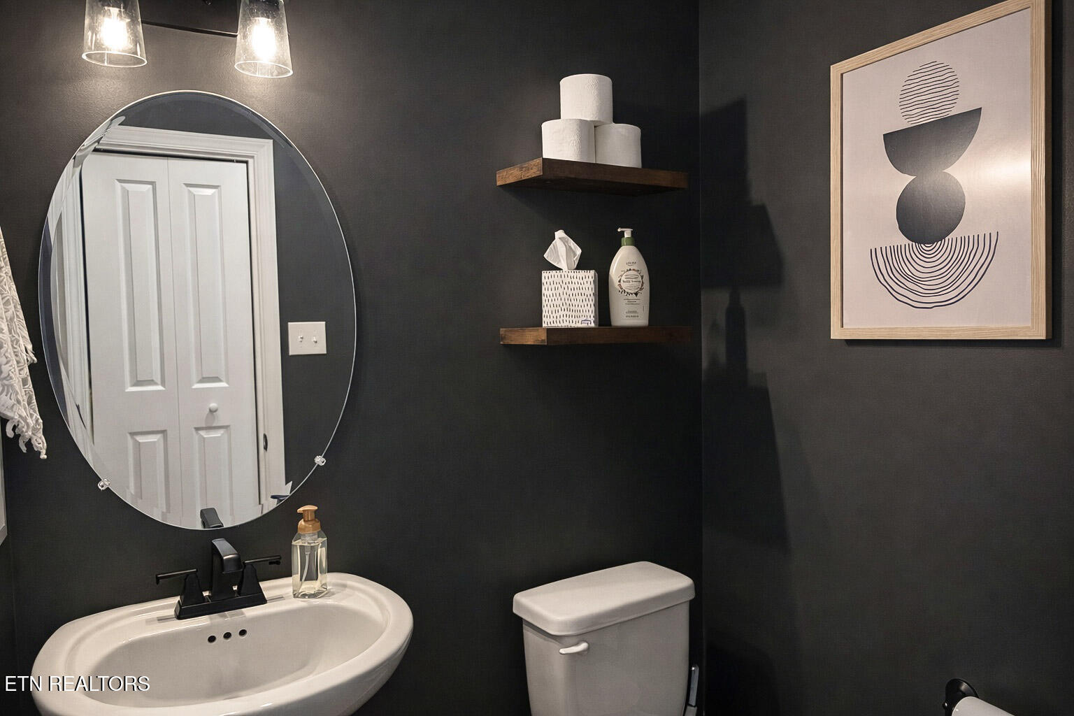 8146 Zenith Lane Powell, TN 37849 - Photo 14 of 36 14_Powder Room