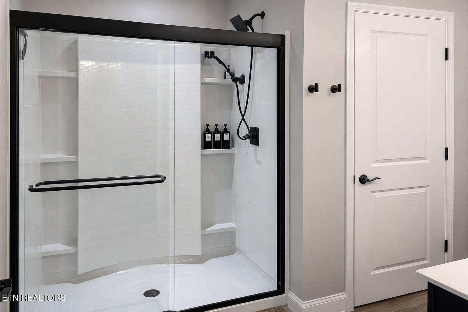 8146 Zenith Lane Powell, TN 37849 - Photo 20 of 36 20_Master Bathroom 1