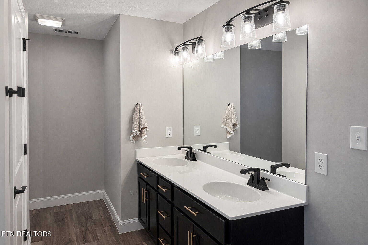 8146 Zenith Lane Powell, TN 37849 - Photo 21 of 36 21_Master Bathroom 2