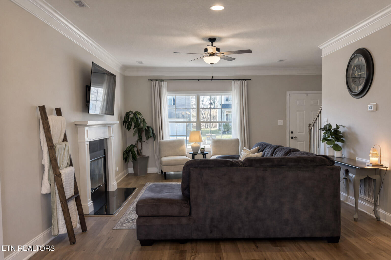 8146 Zenith Lane Powell, TN 37849 - Photo 6 of 36 6_Living Room 3