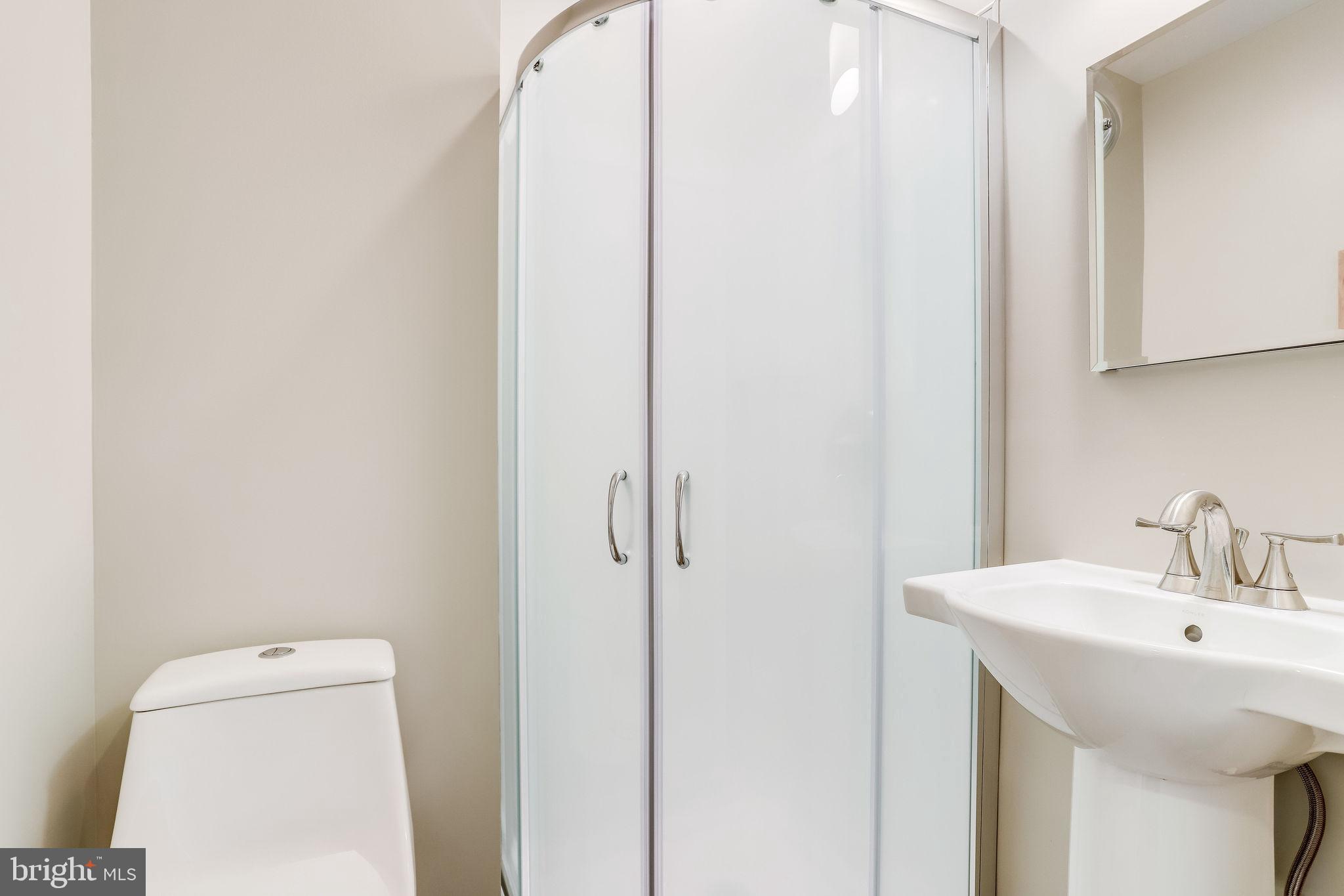 6518 Haystack Road Alexandria, VA 22310 - Photo 22 of 39 Recently renovated 2nd full bath on main lvl