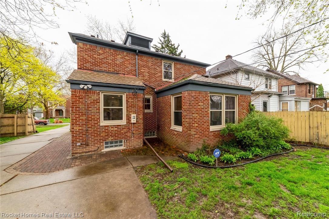 16525 Huntington Road Detroit, MI 48219 - Photo 20 of 24 023-photo-rear-view-7010489.jpg