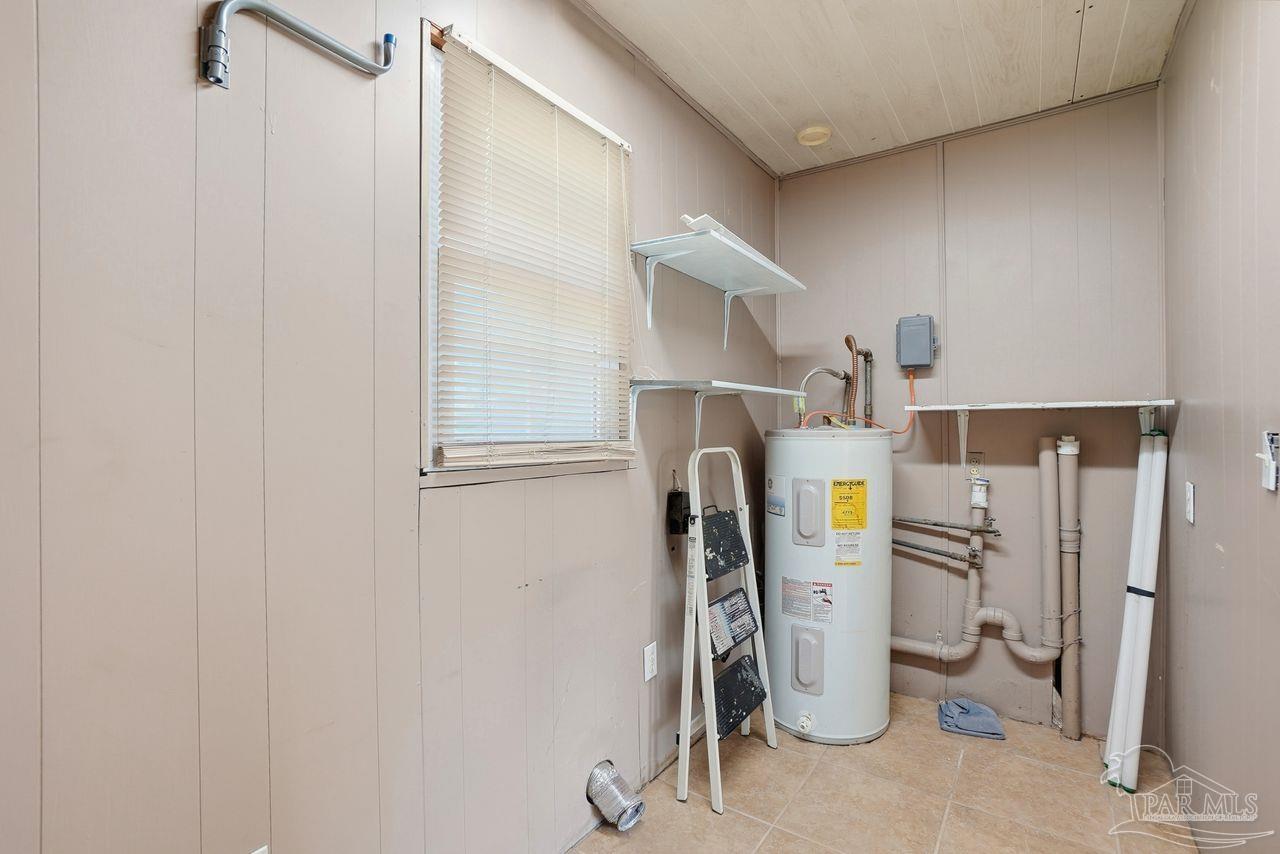 6444 Walnut Street Milton, FL 32570 - Photo 17 of 33 a view of a room with gym equipment