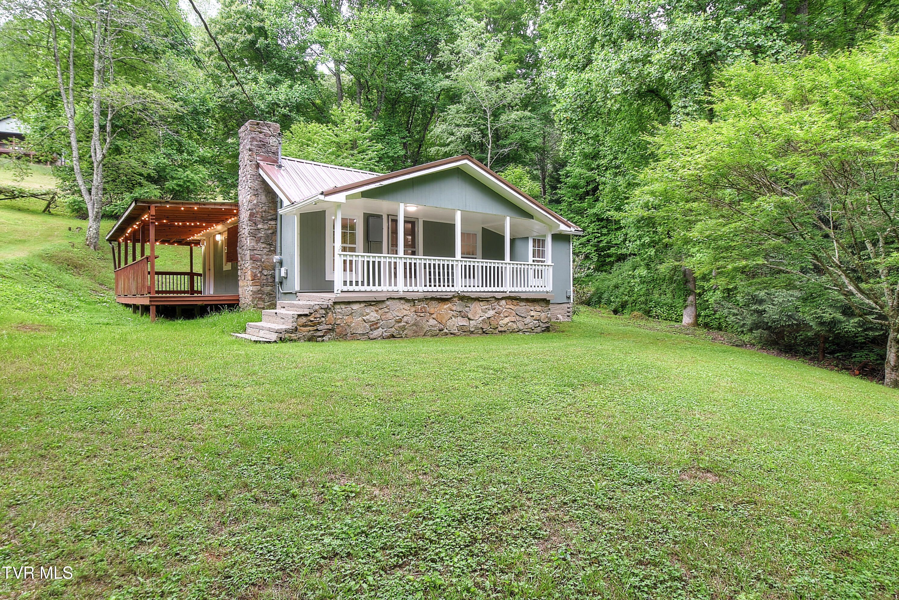 642 Dennis Cove Road Hampton, TN 37658 - Photo 4 of 35 4