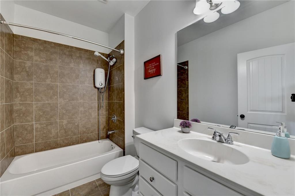 3670 Baxley Ridge Drive Suwanee, GA 30024 - Photo 14 of 64 a bathroom with a sink a toilet and a bathtub