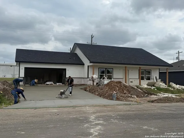 $271,500 | 1539 Maryville Loop, Beeville, TX 78102